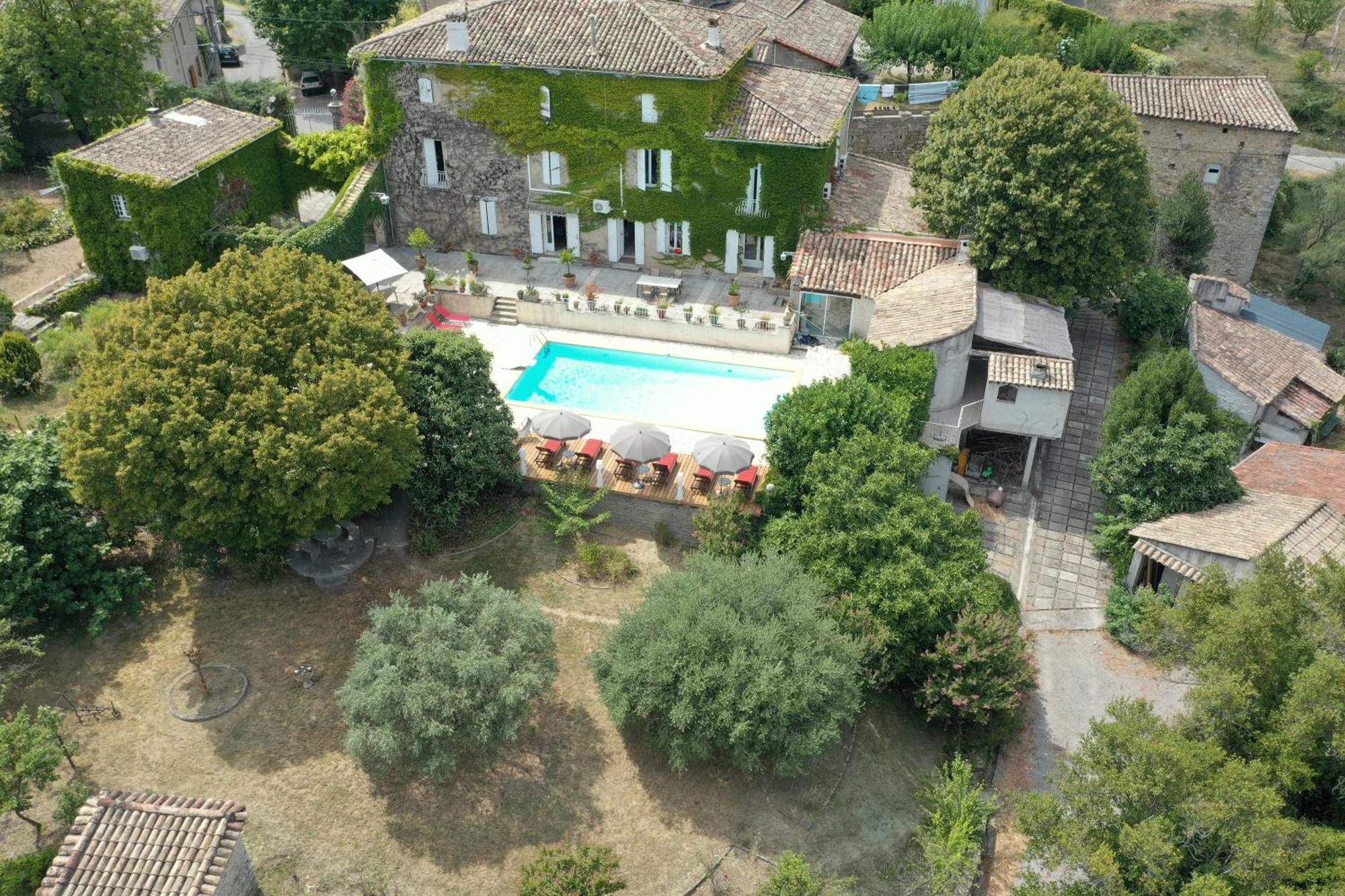 Le Domaine Du Soulier -Gite Et Chambres D'Hotes - La Maison Du Gardien Tornac Bagian luar foto