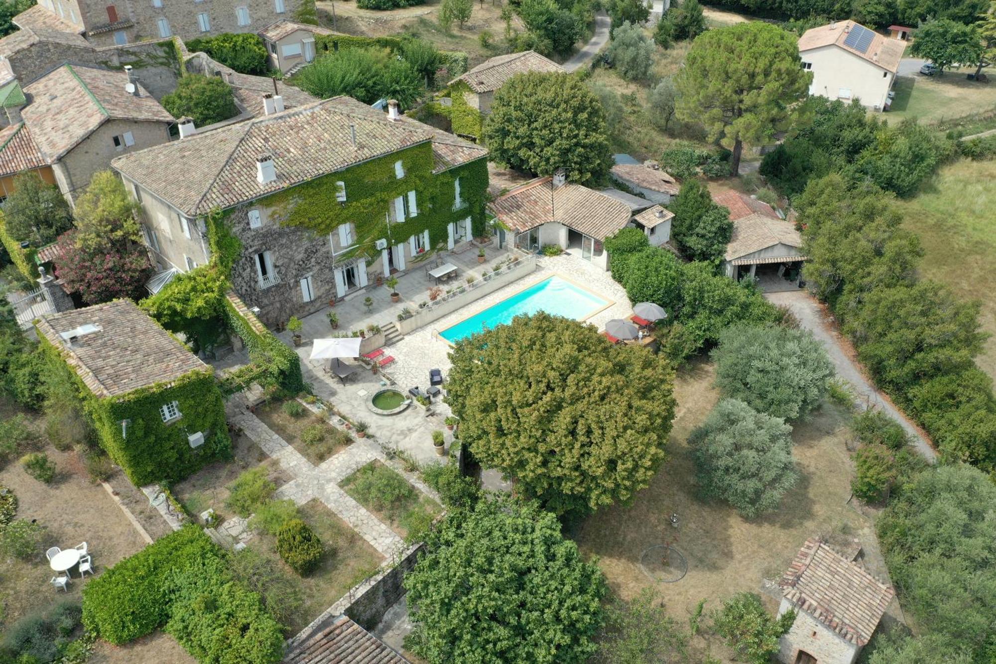 Le Domaine Du Soulier -Gite Et Chambres D'Hotes - La Maison Du Gardien Tornac Bagian luar foto
