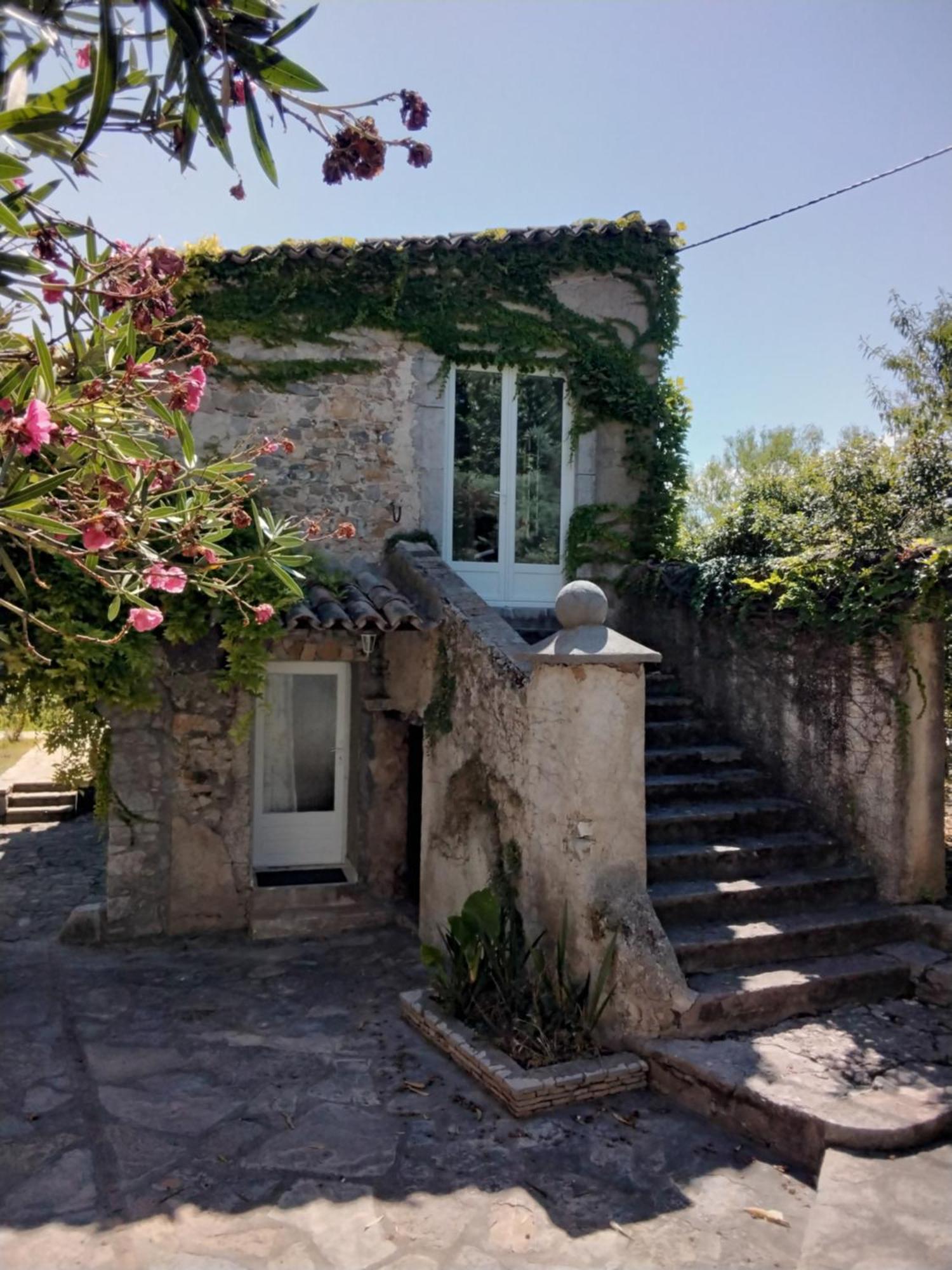 Le Domaine Du Soulier -Gite Et Chambres D'Hotes - La Maison Du Gardien Tornac Bagian luar foto