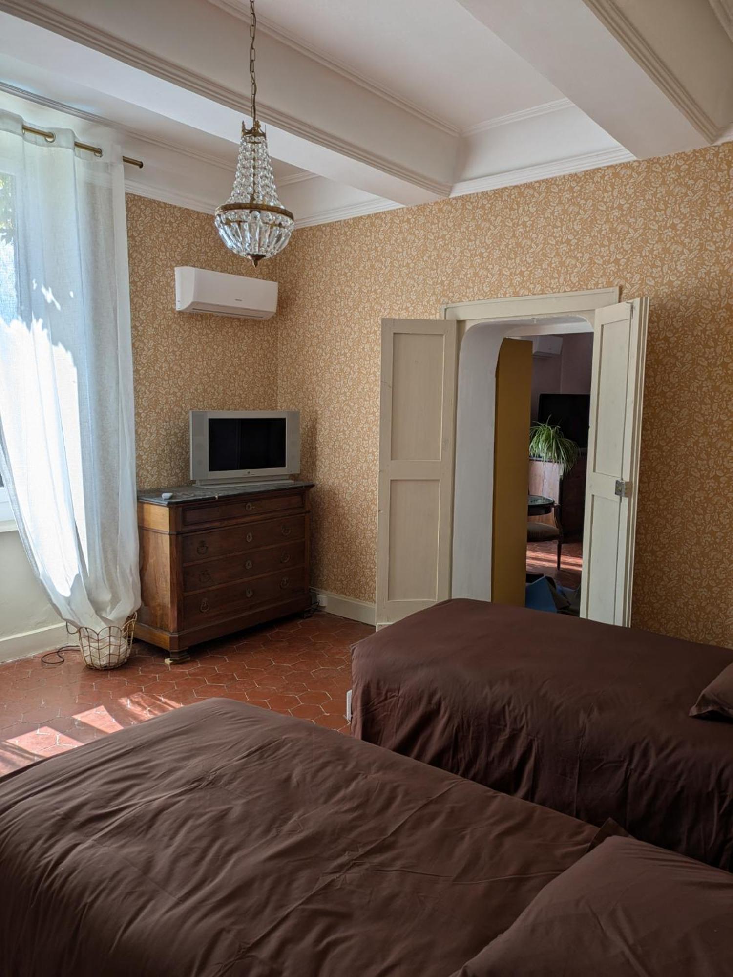 Le Domaine Du Soulier -Gite Et Chambres D'Hotes - La Maison Du Gardien Tornac Bagian luar foto