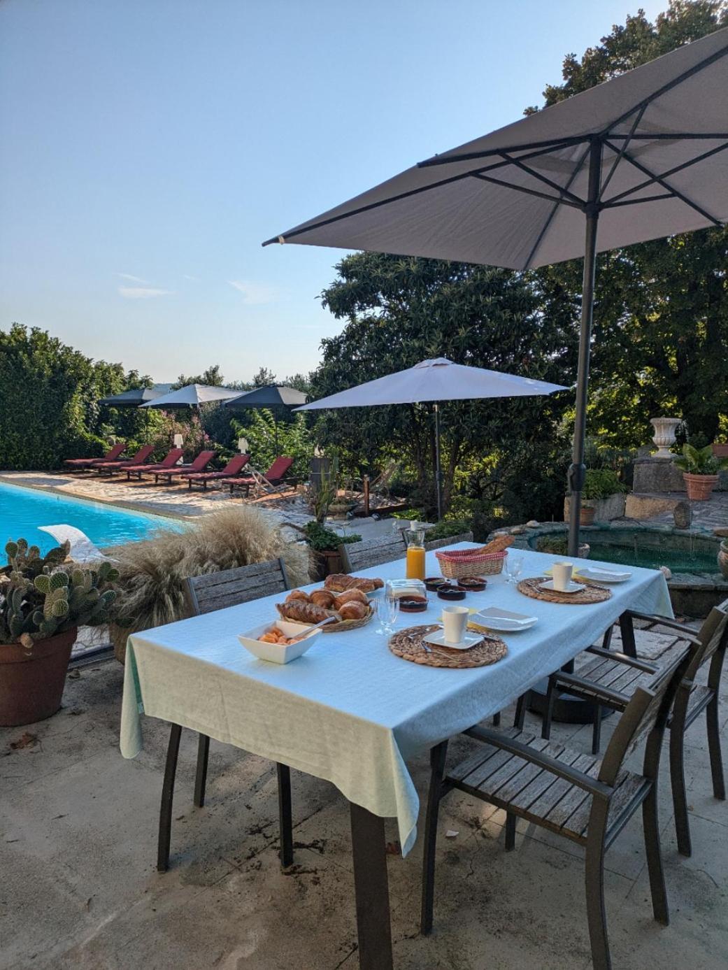 Le Domaine Du Soulier -Gite Et Chambres D'Hotes - La Maison Du Gardien Tornac Bagian luar foto